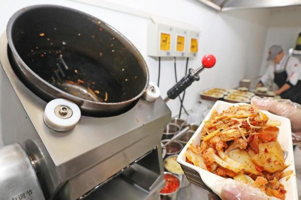 Intelligent vegetable fryer serving the elderly