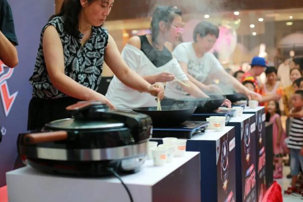 Cooking version of “human-machine battle”: the cooking robot completely wins over the chef